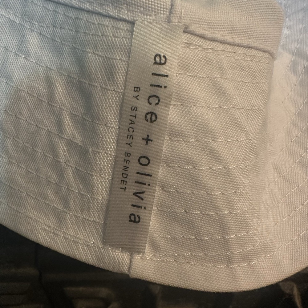Alice +‎ Olivia x FabFitFun Reversible Bucket Hat - Picture 3 of 3